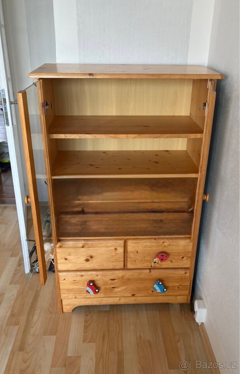 Skříňka masiv - 2