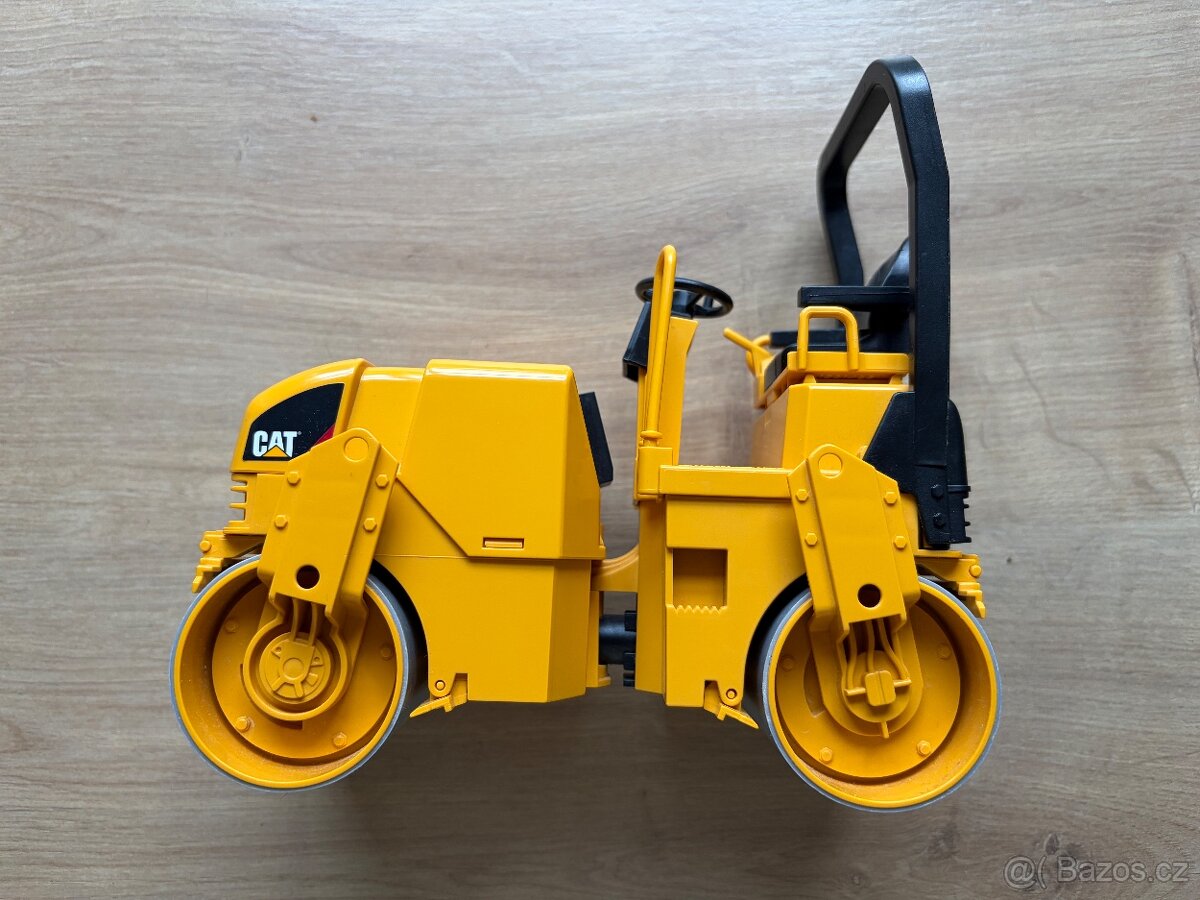 Bruder 2433 Vibrační válec CATERPILLAR - 2