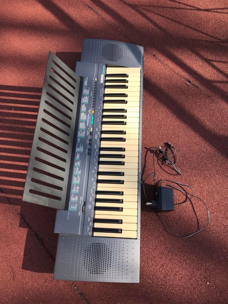 el. klávesy Yamaha - 2