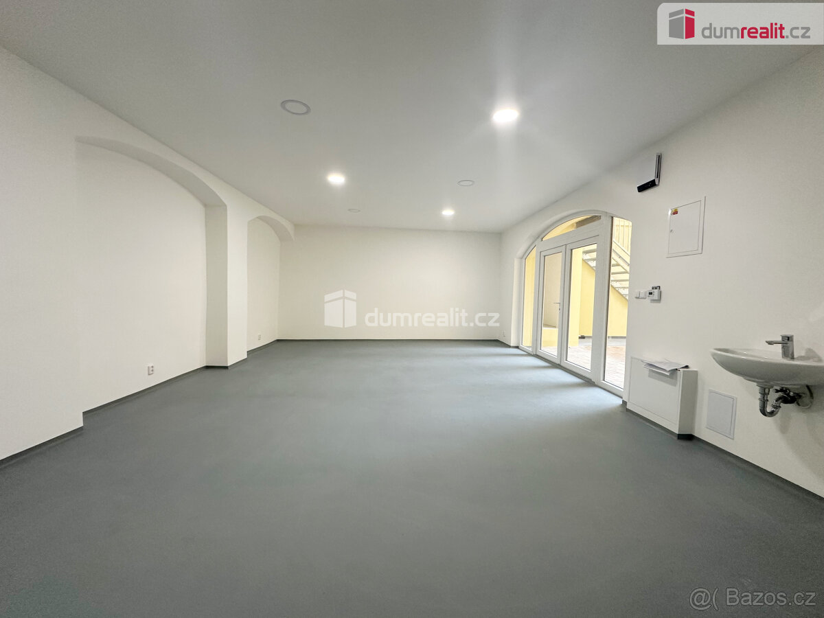 Pronájem nově zrekonstruovaných nebytových prostor na náměst - 2