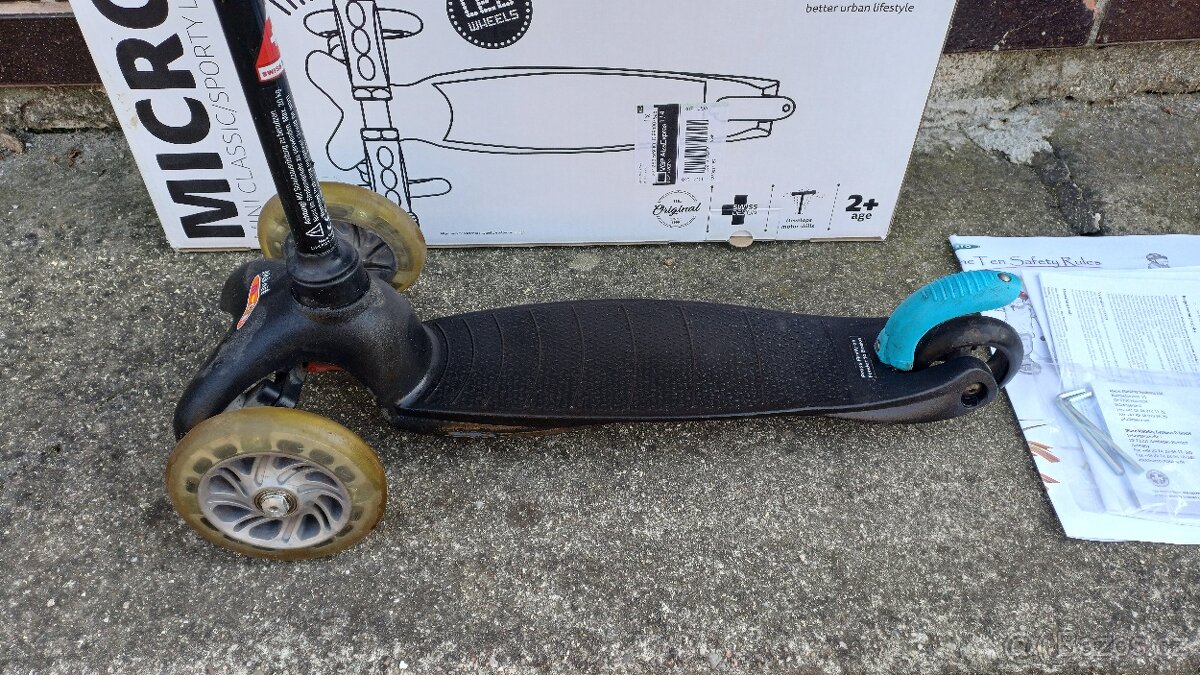 Koloběžka Micro Mini Classic LED, černá, pěkný stav - 2