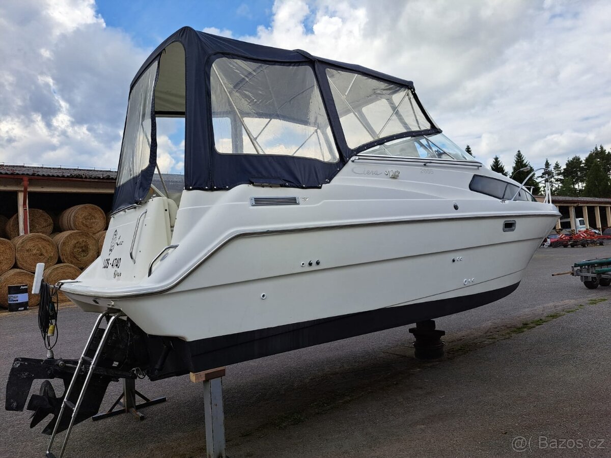 Motorová kajutová loď Bayliner 2655 - 2