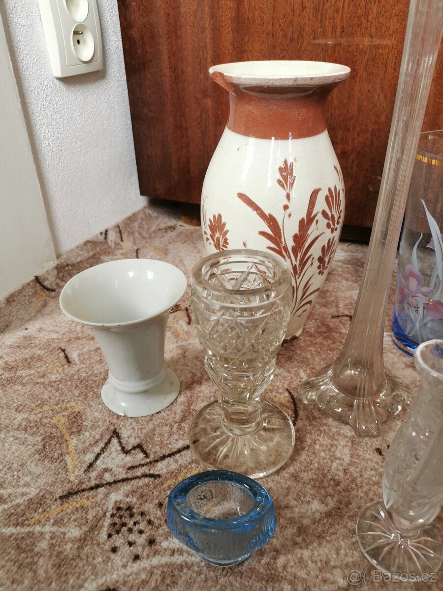 Vázy různého stáří, materiálu a velikosti - 2