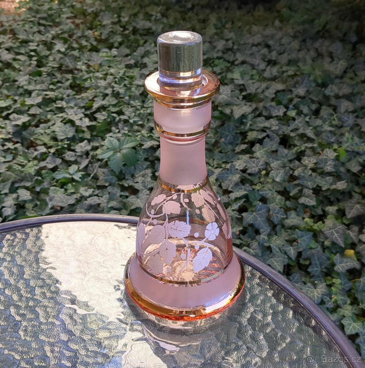 Skleněná růžová karafa se zlacením - 2