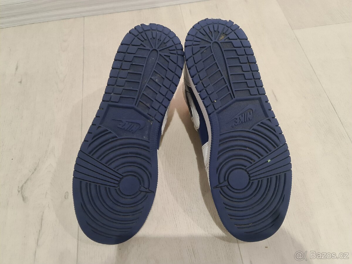 Air Jordan 1 MID vel.39
- 2