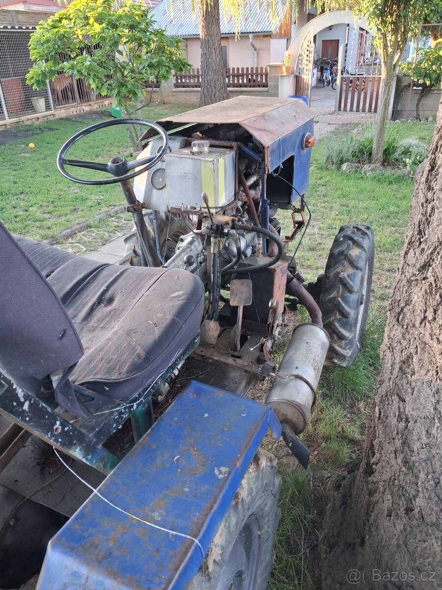Traktor domaci vyroby motor Š.Octavia - 2