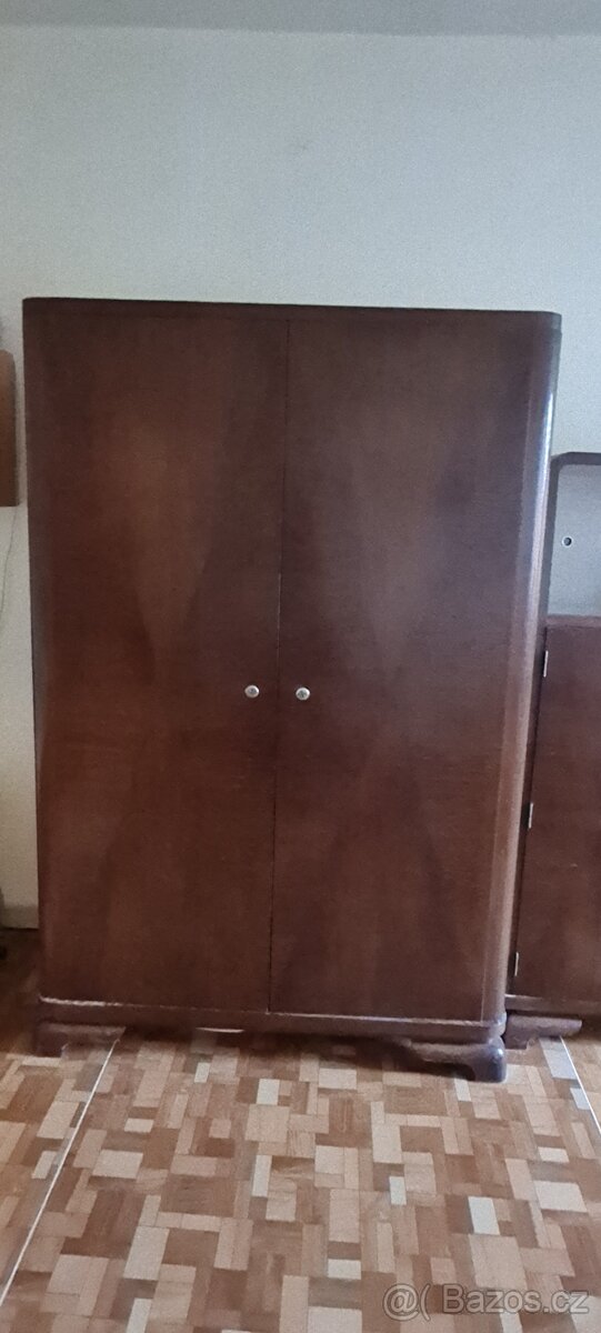 Tmavá skříňová sestava - 2