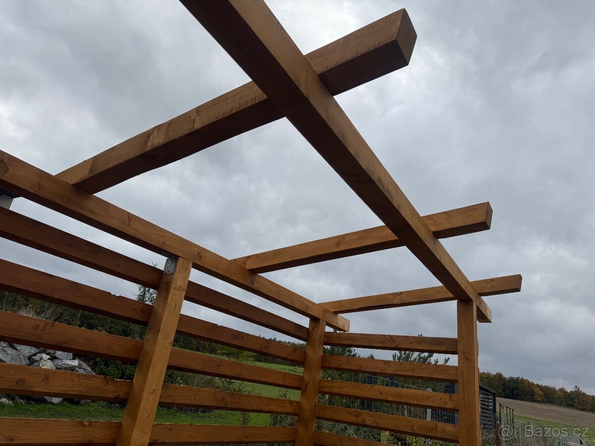 Stylový modřínový dřevník délka 3m - 2