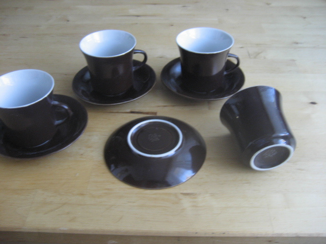 Keramické hrnečky s talířky - 2
