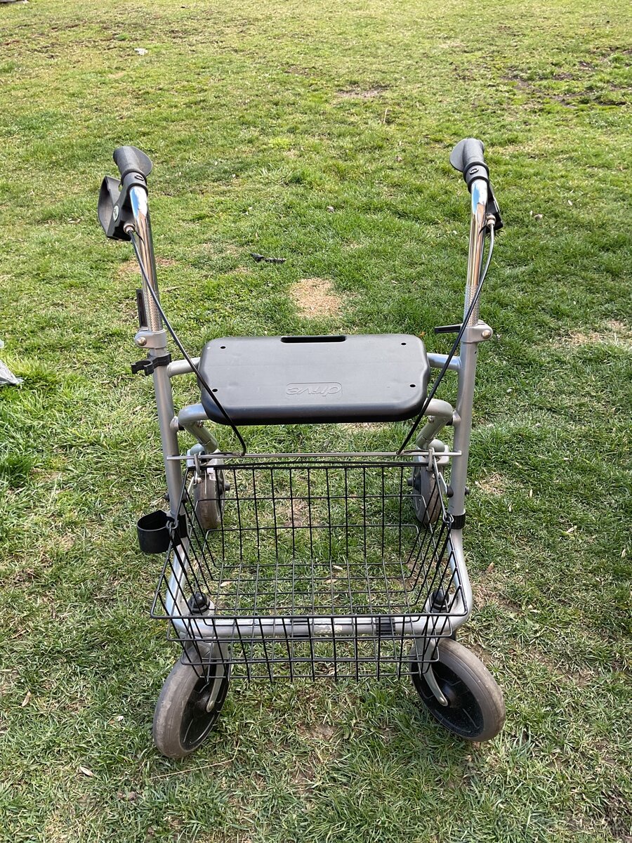 Elektrická polohovací invalidní postel - 2