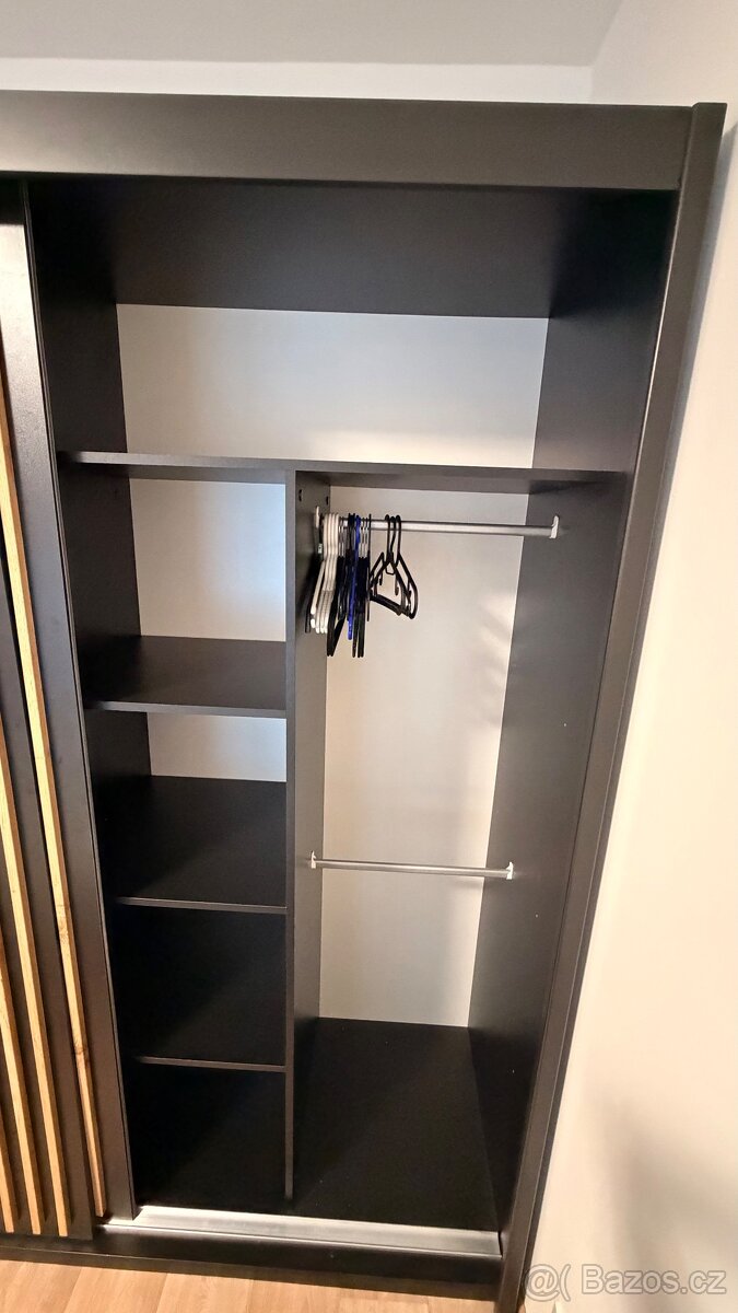 Šatní skříň - 2
