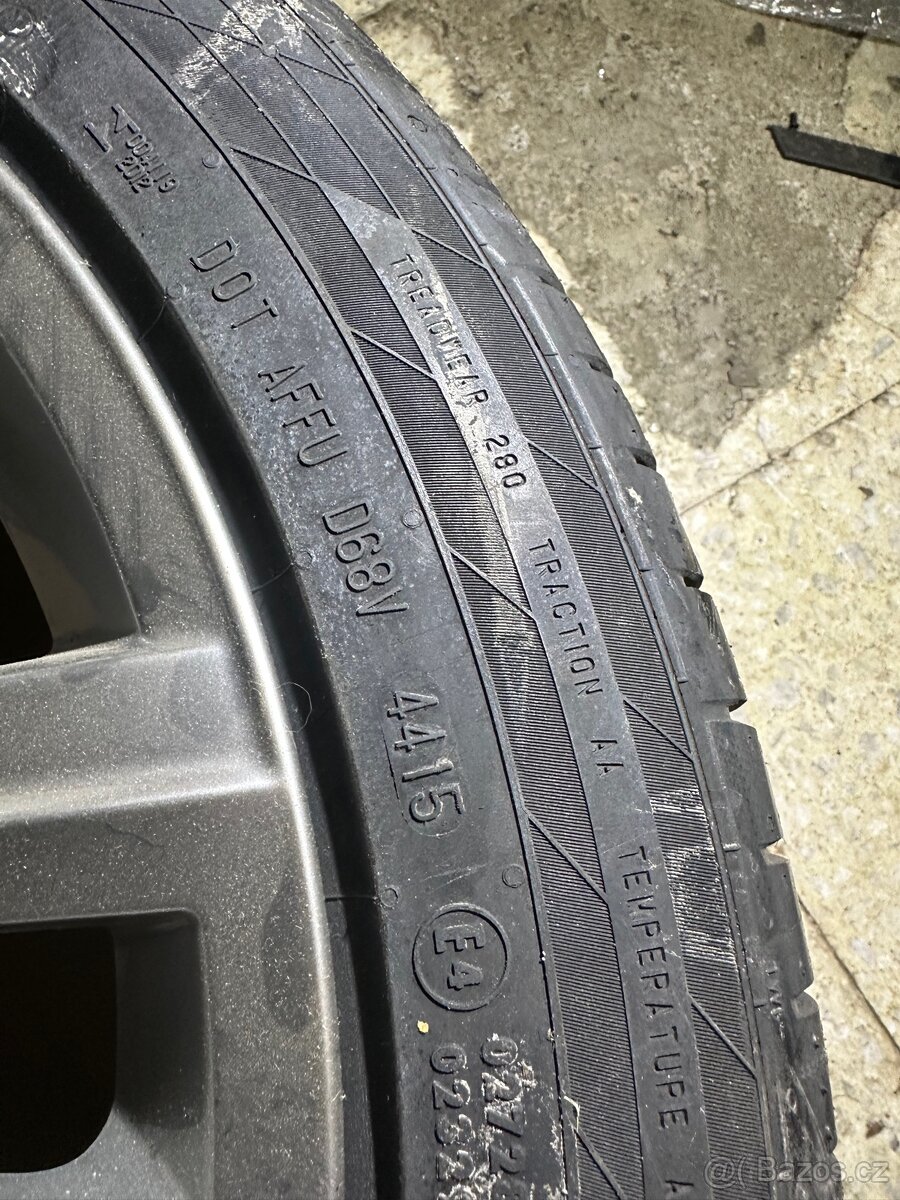 Volkswagen R18 235/45 - 2