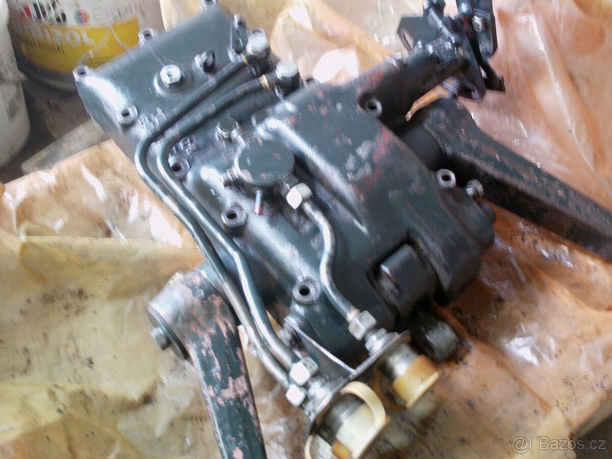 Víko hydrauliky. - 2