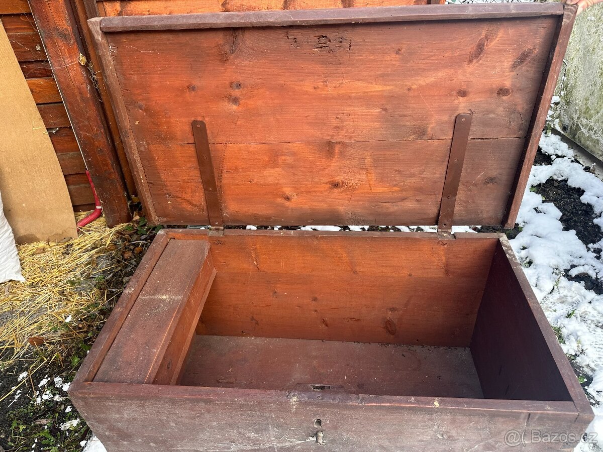 truhla, trakař, žehlička a cep - 2