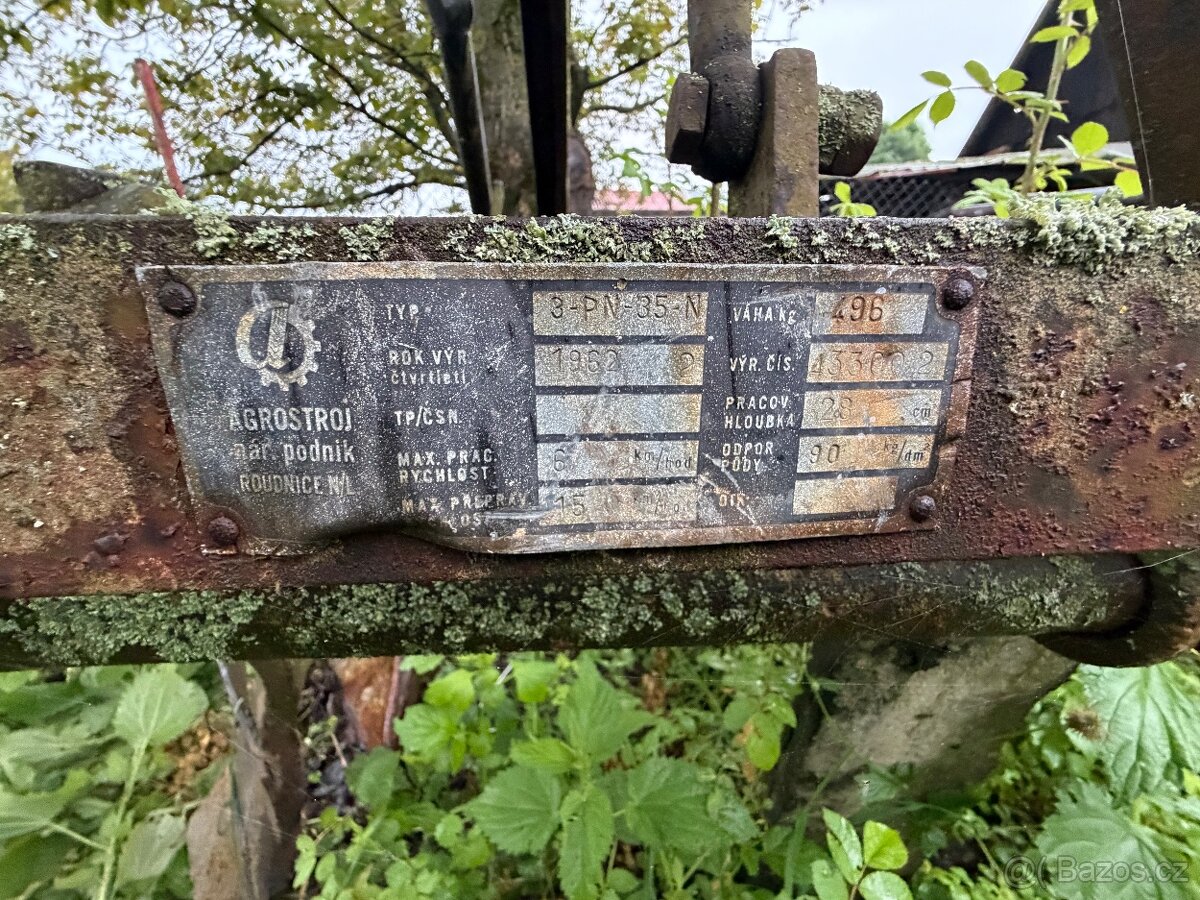 jednoradličný nesený pluh za traktor. - 2