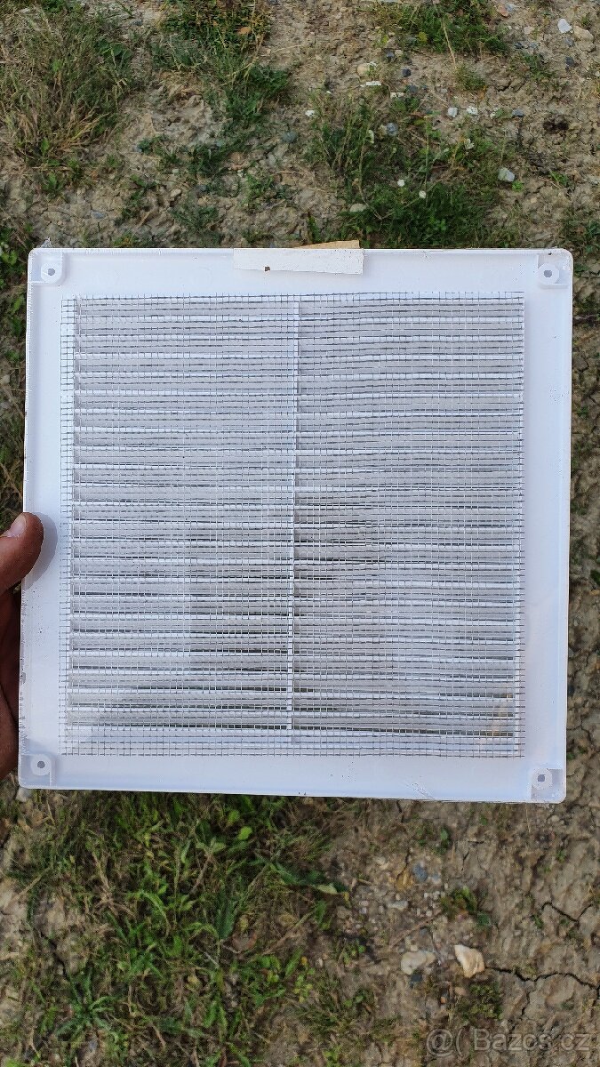 Větrací mřížka se síťovinou na fasádu 250x250 - 2