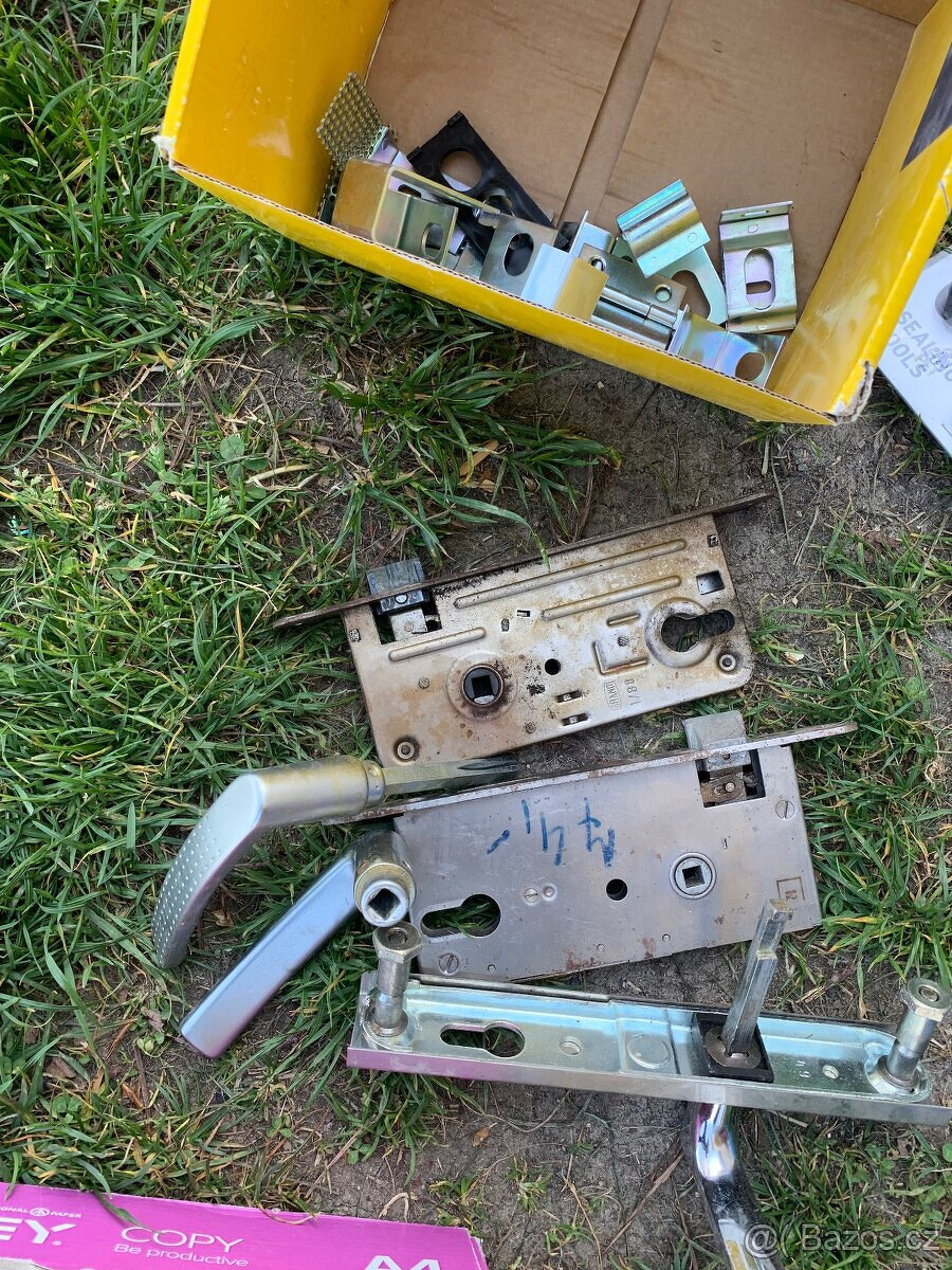 Úklid garáže: gril, nářadí, krmítko, houpačka pro slepice - 2