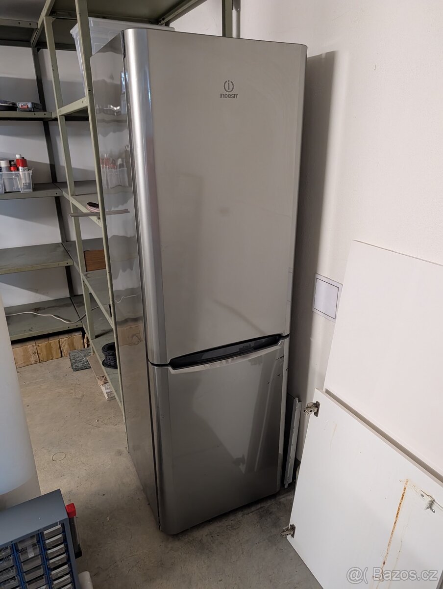 Lednice s mrazákem Lednička Indesit - 2