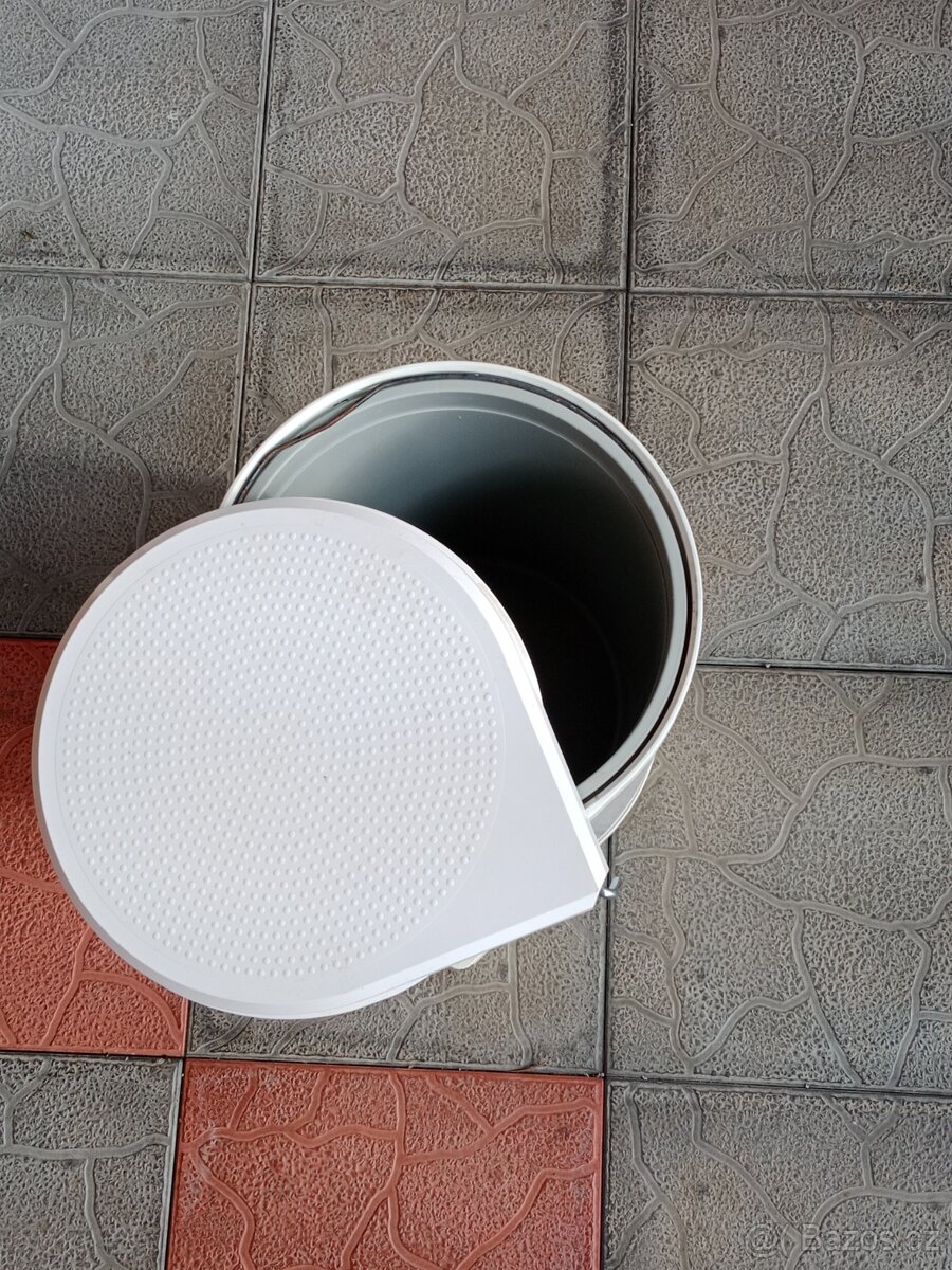 Vestavný výsuvný odpadkový koš - 2