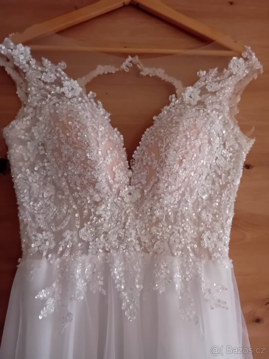 Bílé svatebni šaty - 2