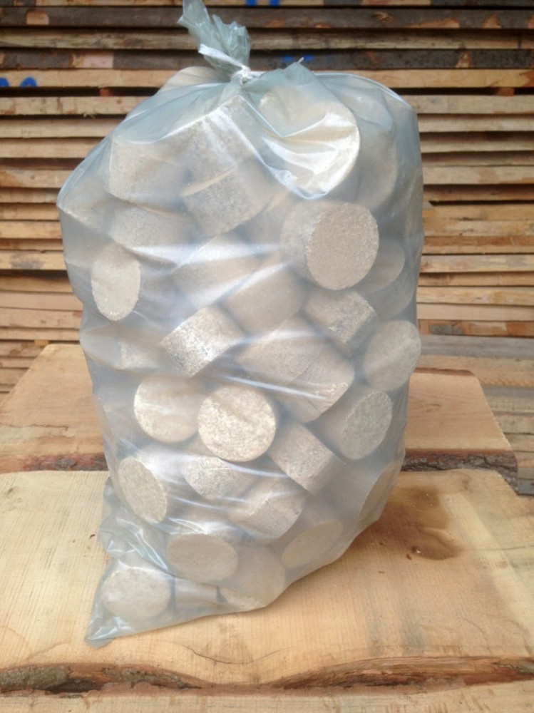 Dřevěné brikety z vysušeného dřeva DUB,BUK baleno po 20kg - 2