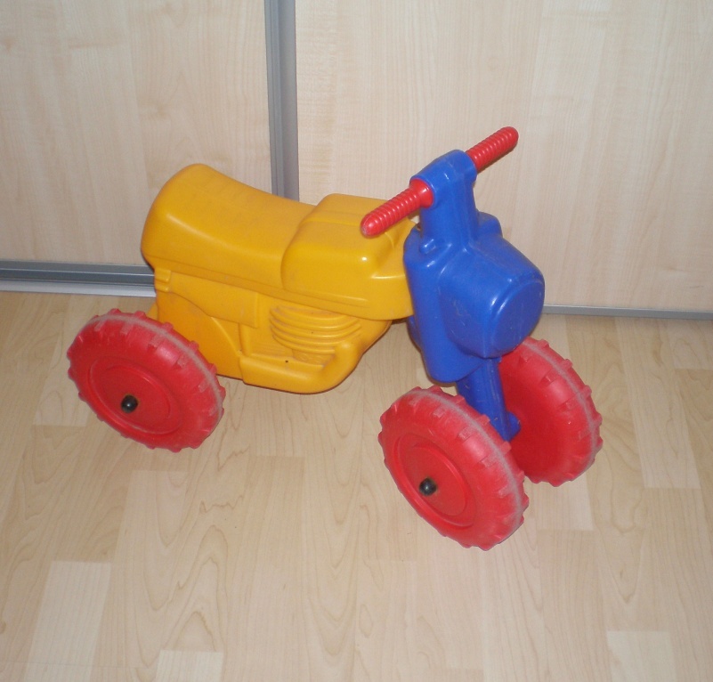 odrážedlo veliká motorka, 2 ks modré motorky, žlutá traktor - 2