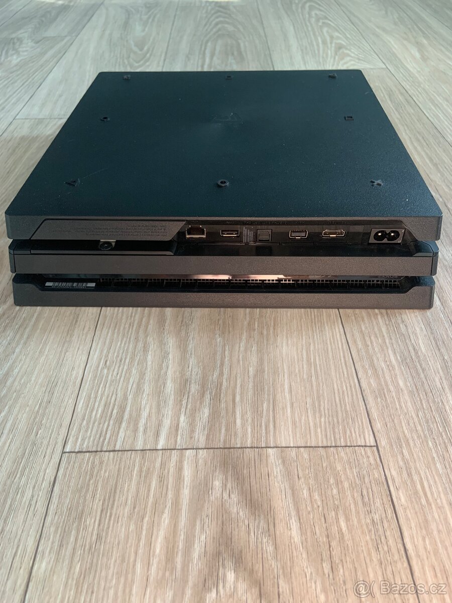 PS4 Pro 1TB + 3 ovladače + 6 her - 2