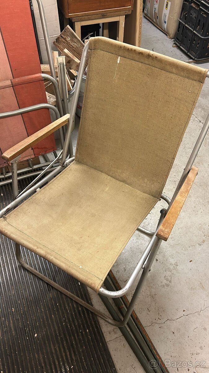2 retro skládací židle – jedna funkční, jedna na renovaci - 2
