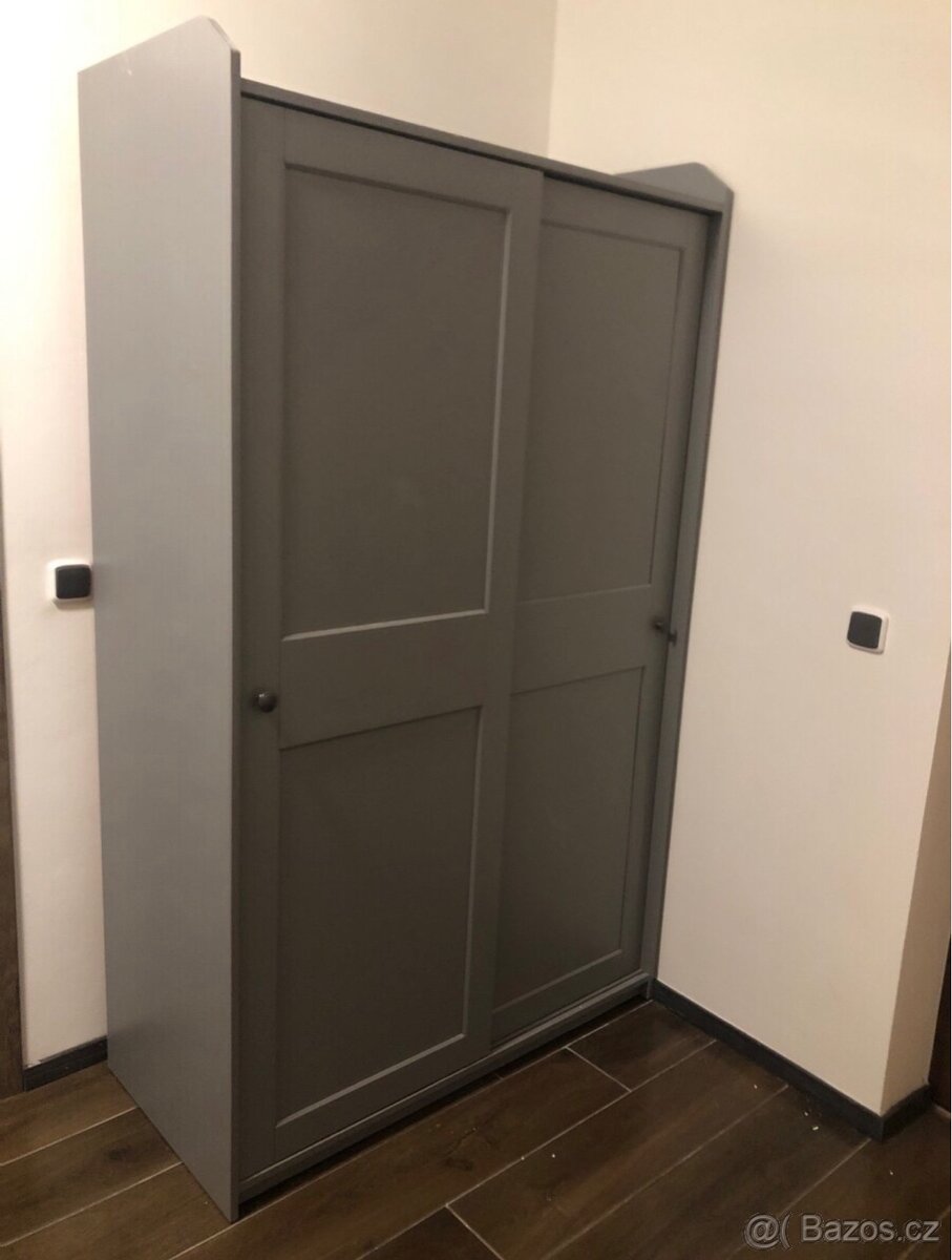 Prodám šatní skříň HAUGA s posuvnými dveřmi – šedá - 2