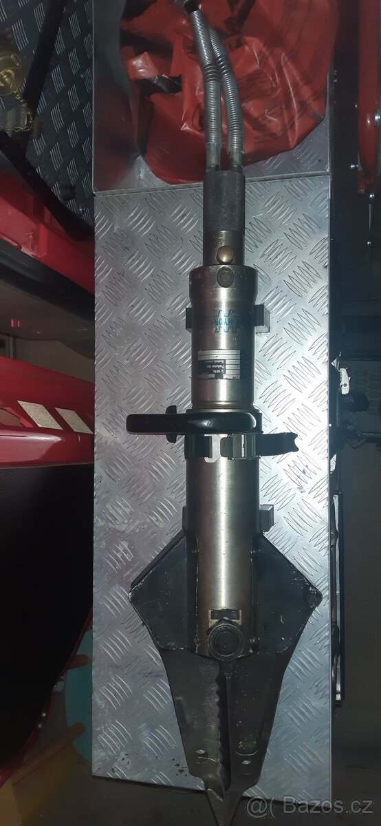 Hydraulický kombinovaný nástroj s agregátem Weber. - 2