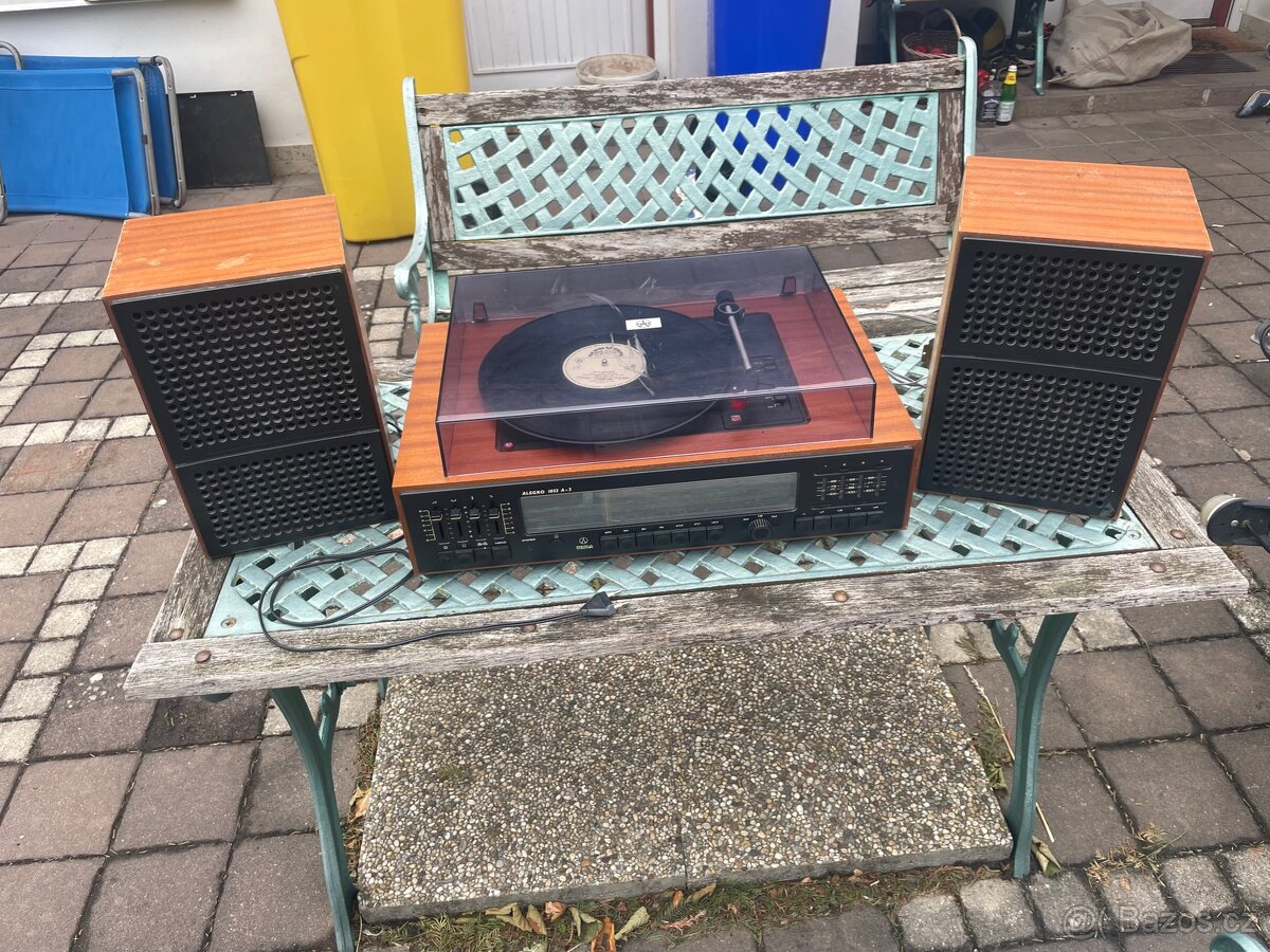 Gramofon Tesla s reproduktory - 2