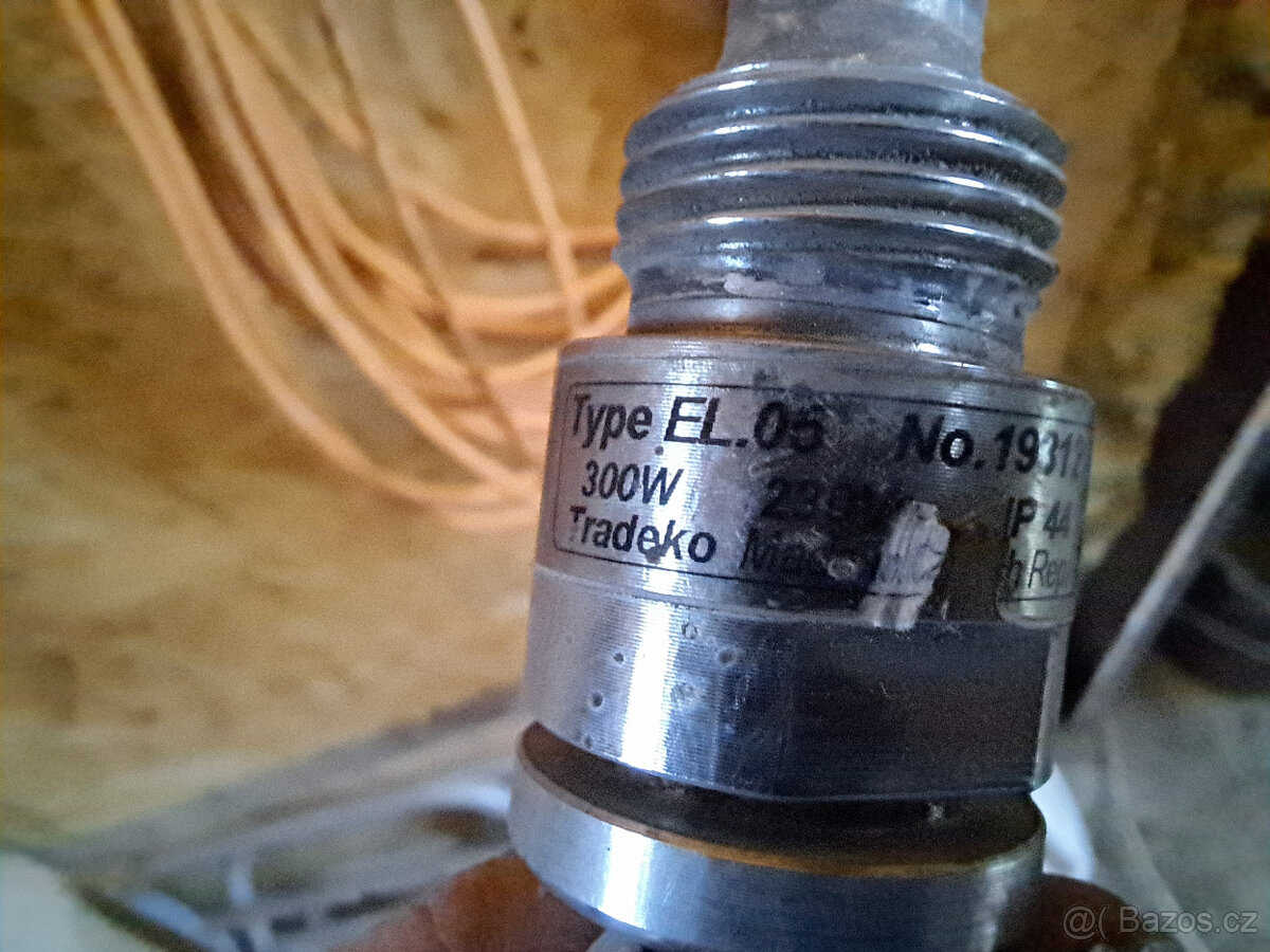 Elektrické topné těleso se zástrčkou Tradeko EL.05 300W - 2