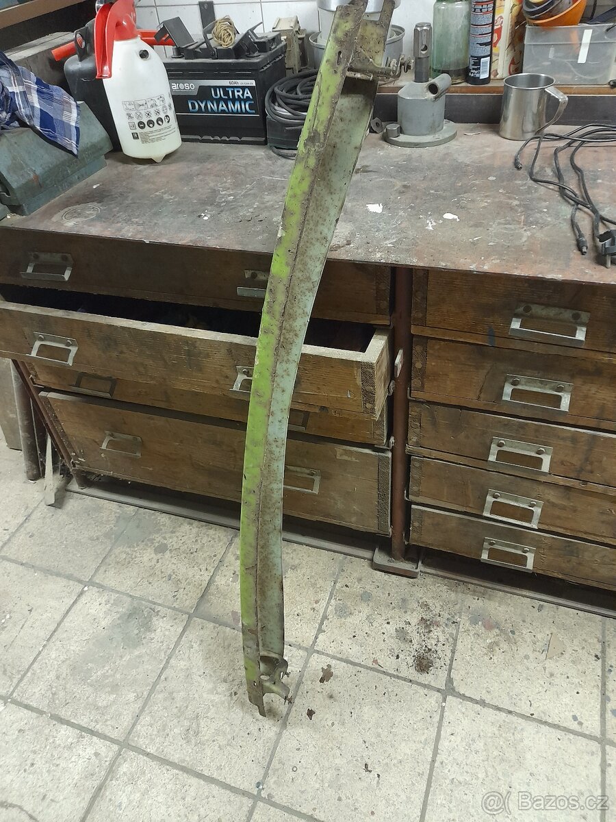 TRABANT 601 ZADNÍ NÁRAZNÍK HRANATÝ. - 2