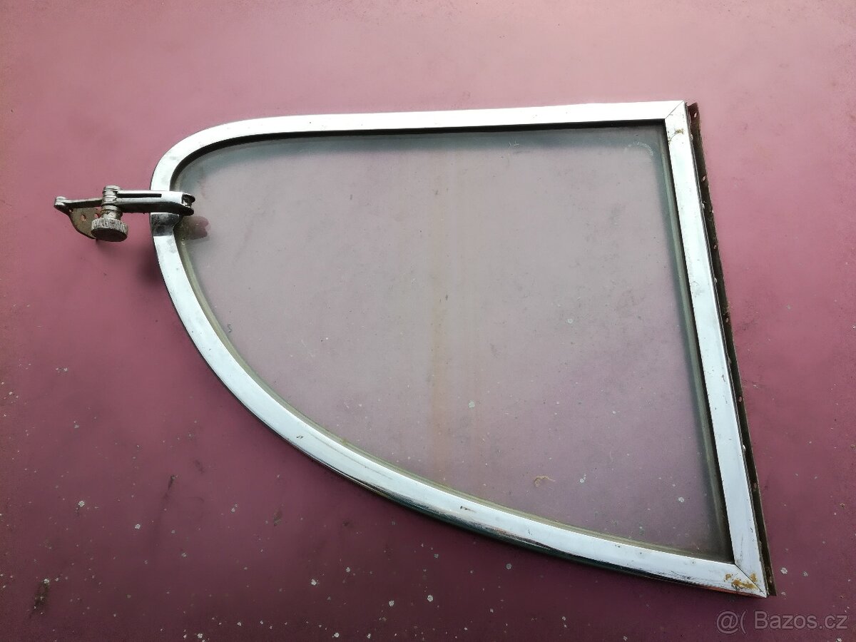 Větrací okénka na T 603 - 2