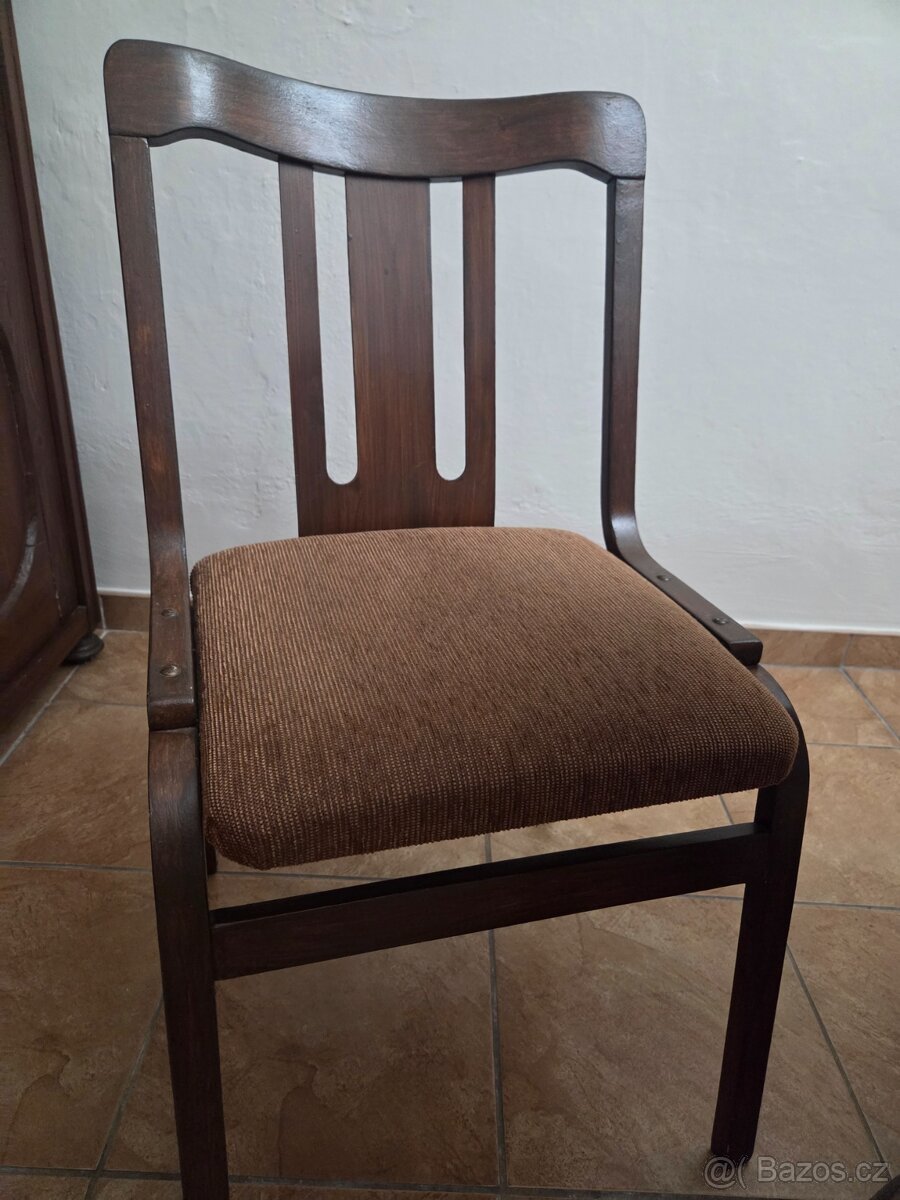 Kulatý stůl a pět retro židli - 2