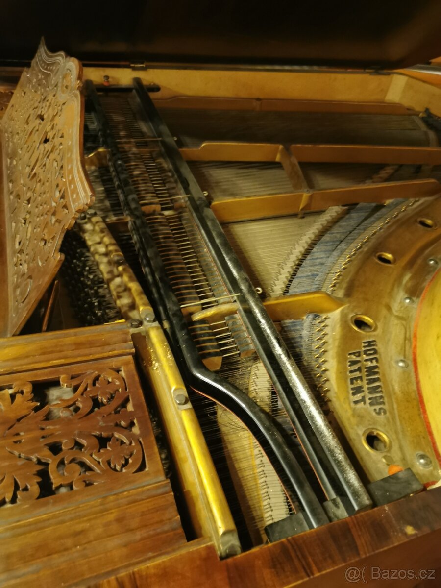 Klavírní křídlo. - 2