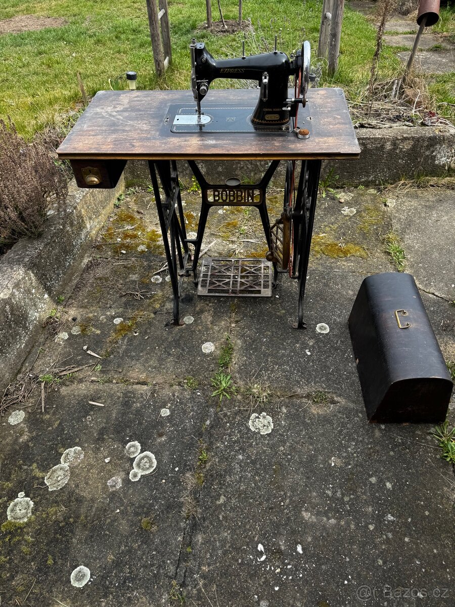 Starý šicí stroj Bobbin - 2