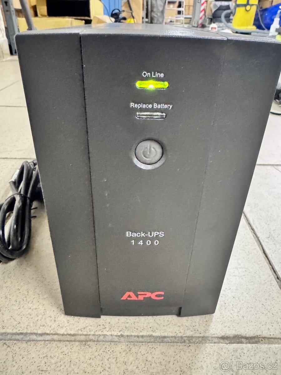 Záložní zdroj UPS APC 1400 - 2