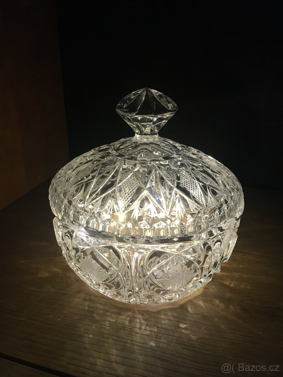 Broušená dóza s víkem s úchytem - 2