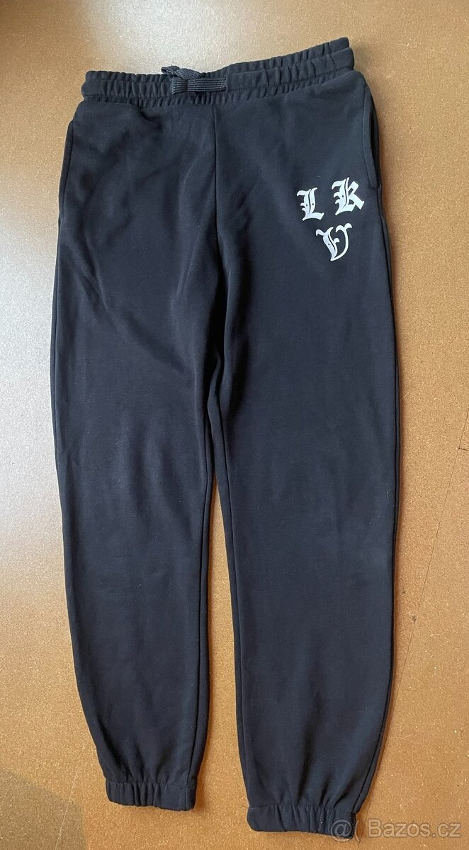 Černé tepláky s nápisem vel. 158 - 2