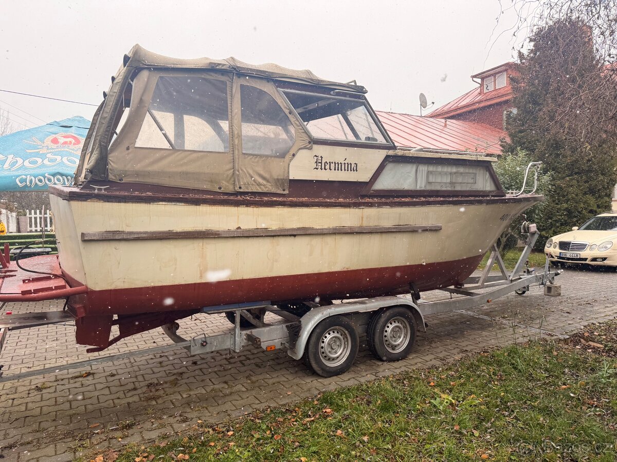 Motorová kajutova loď - 2