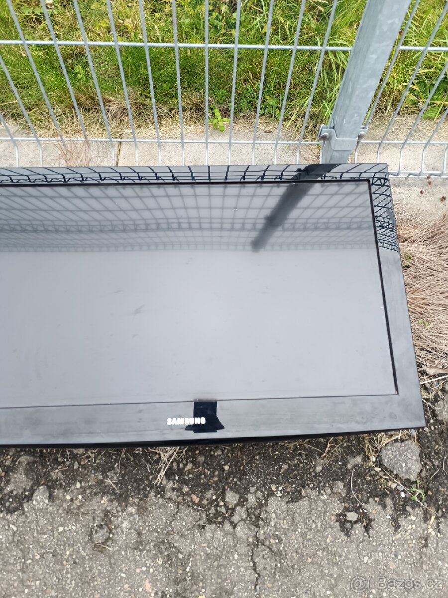 Prodám LCD TV Samsung 32", na zeď - 2