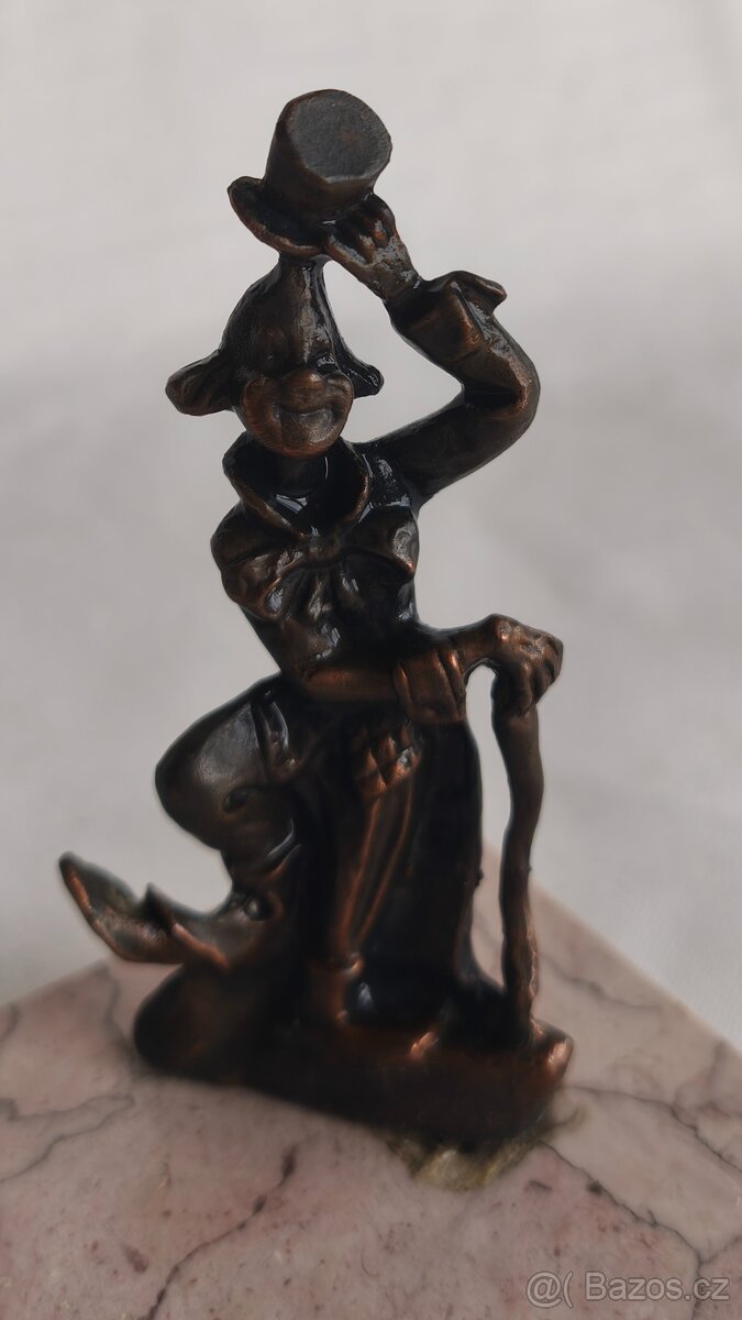 vintage kovová soška klauna na kamenném podstavci - 2