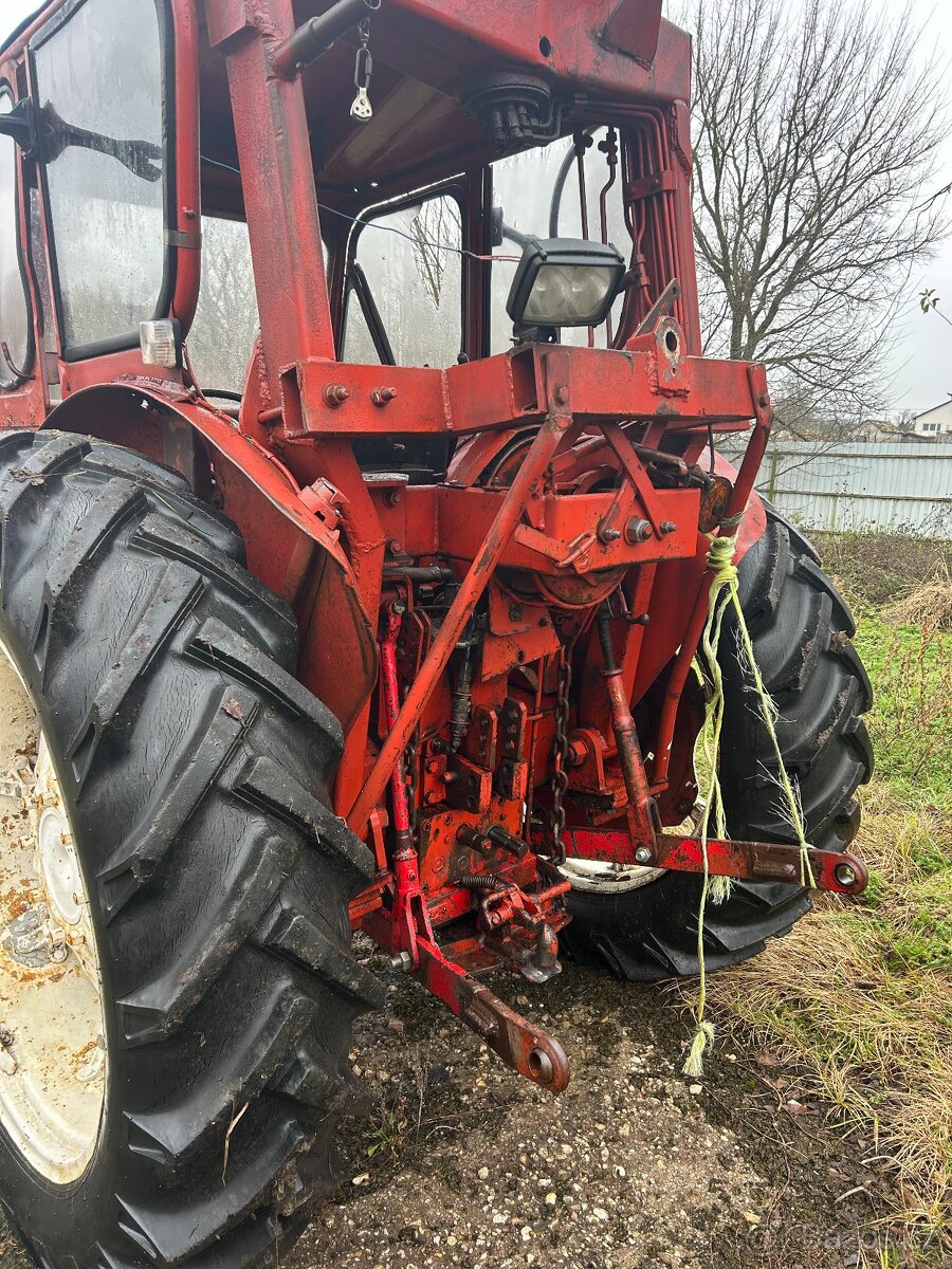 Traktor IH 624 - nepojazdný - 2