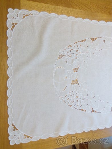 Ručně vyšívaný ubrus 52x123 cm - 2