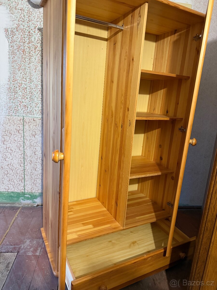 Šatní skříň masiv borovice - 2