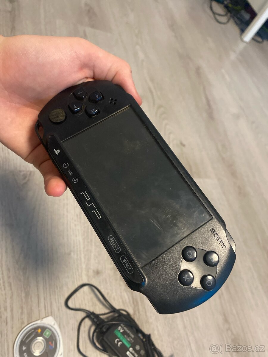Psp konzole + 1 hra s autama - 2