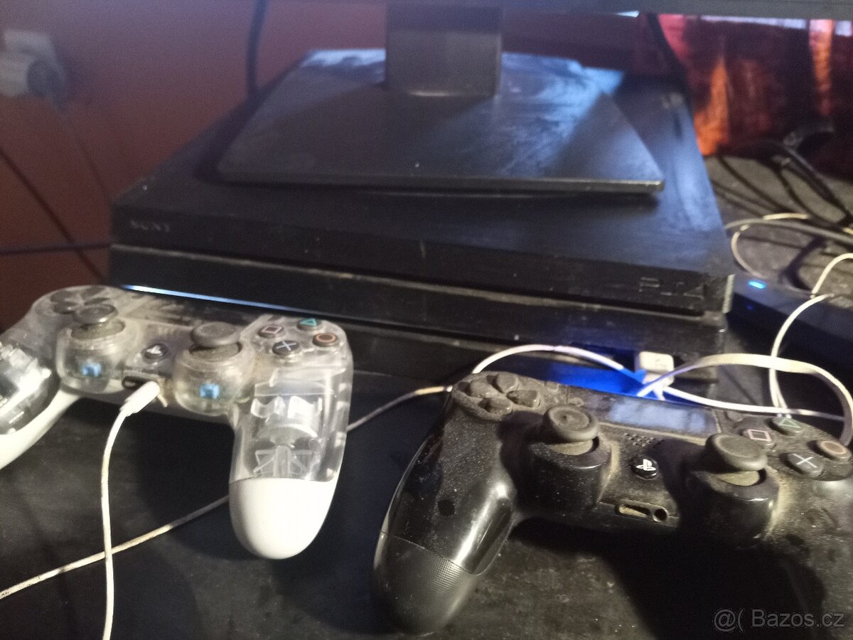 SLEVA 3900 Kč - Prodám Playstation 4 Pro - 2
