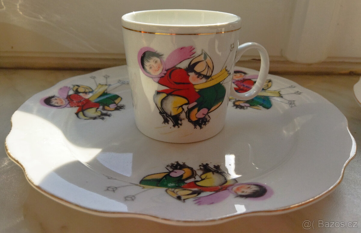 2x sada dětský hrníček s talířkem "bruslaři", Čína - 2