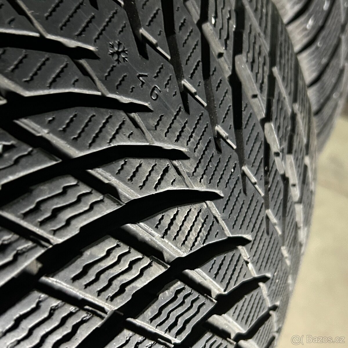 Zimní pneu 245/40 R19 98V Nokian 6,5mm - 2